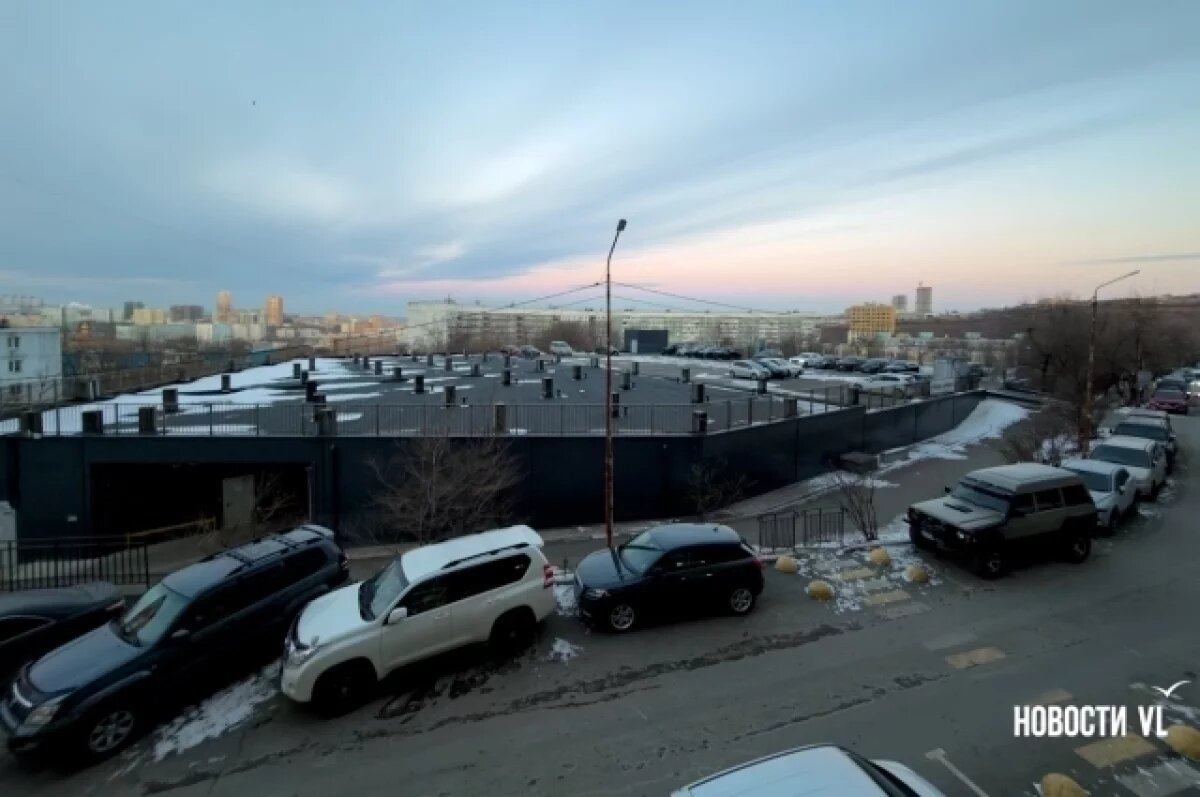    Во Владивостоке вместо обещанной зоны отдыха крышу паркинга заняли авто