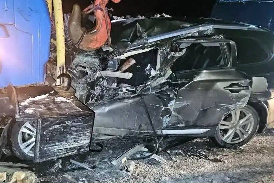    От сильного удара кроссовер отбросило на стоявший на мосту КАМАЗ. Фото: Госавтоинспекция Камчатского края