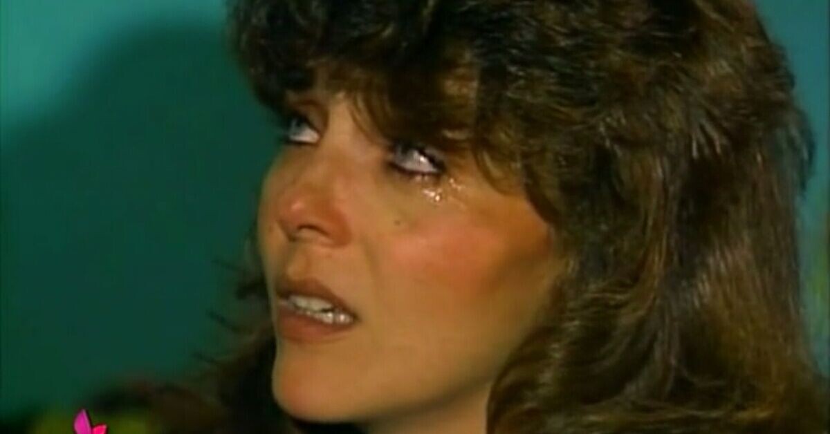 Актриса Вероника Кастро тоже плачет. Источник изображения: https://cs20.pikabu.ru/s/2025/10/16/16/lmn2wuz6_s.jpg  В связи с темой катрена 817 я не мог не вспомнить этот сериал из девяностых с прелестной служанкой в главной роли.