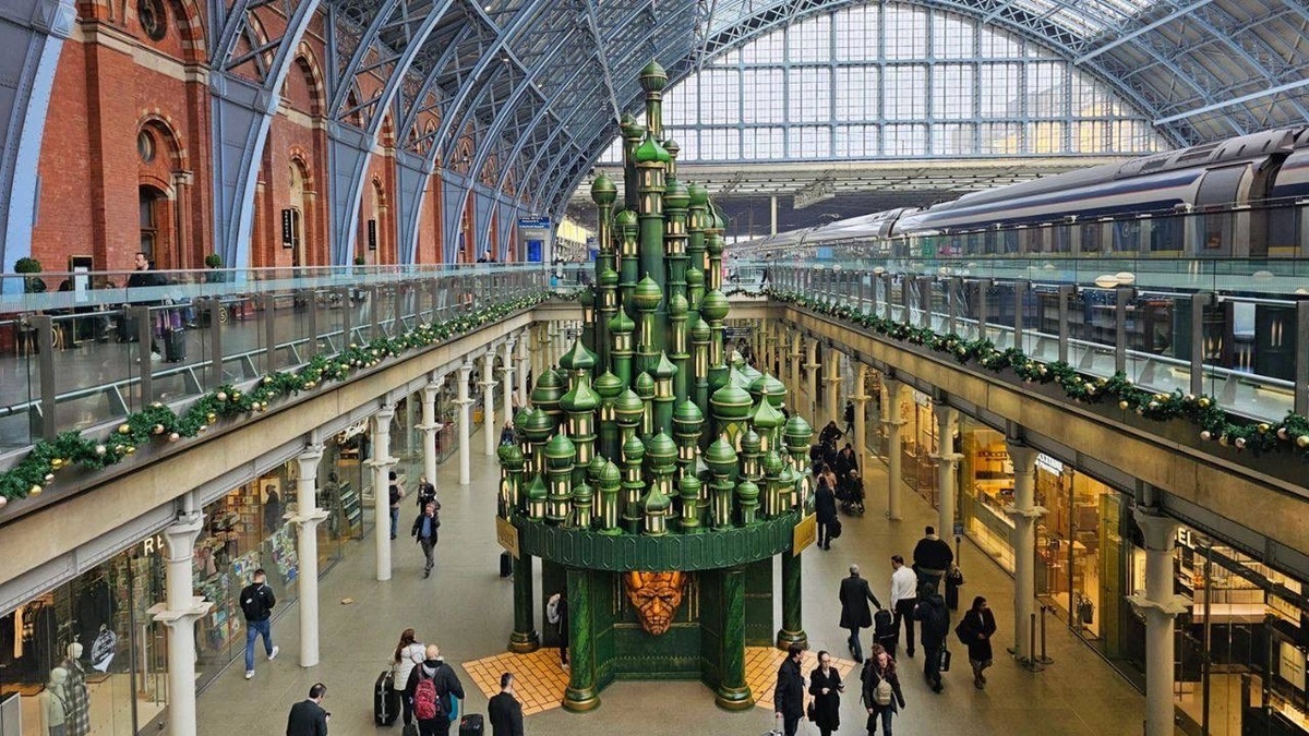 Новогодняя ёлка вокзал Сент Панкрас. Лондон.