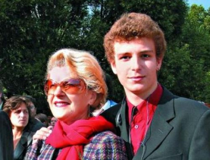    Светлана Дружинина с внуком Даниилом, чьи отношения стали источником новых переживаний для знаменитого режиссёра.