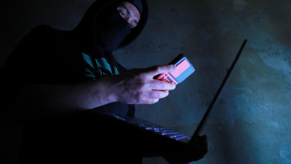     МВД: разоблачить телефонного мошенника можно по пяти признакам ИЗВЕСТИЯ/Сергей Коньков