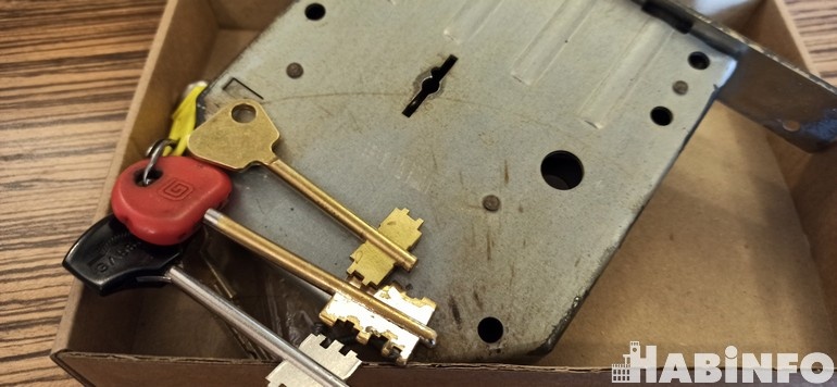    Старый замок пришлось выкинуть