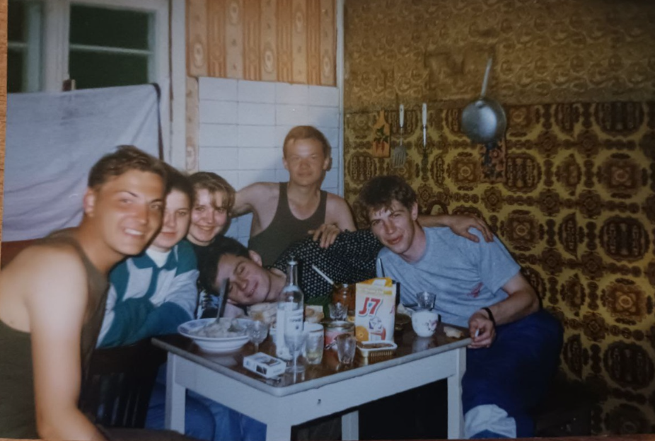 здоровяк с белоснежной улыбкой на первом плане слева - это и есть Ветер ))