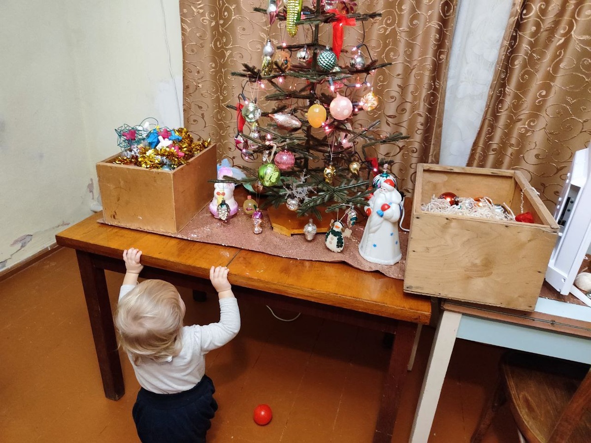 а это уже второй новый год дочки, тут 1,4 года) 