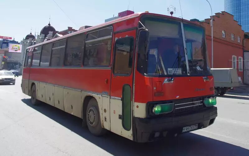    Икарус с импровизированной защитой фар