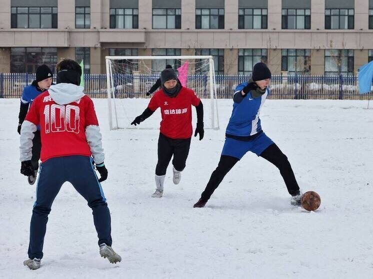     Спортсмены отстояли честь ЕАО в турнире по футболу на снегу в Китае фото: telegram-канал Антон Болтова