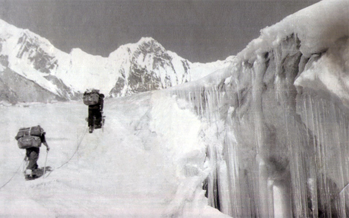 Проход между трещин на леднике Звездочка