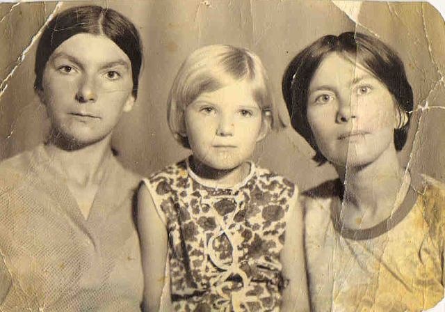 Слева тётя, мамина сестра , я и моя мама. 