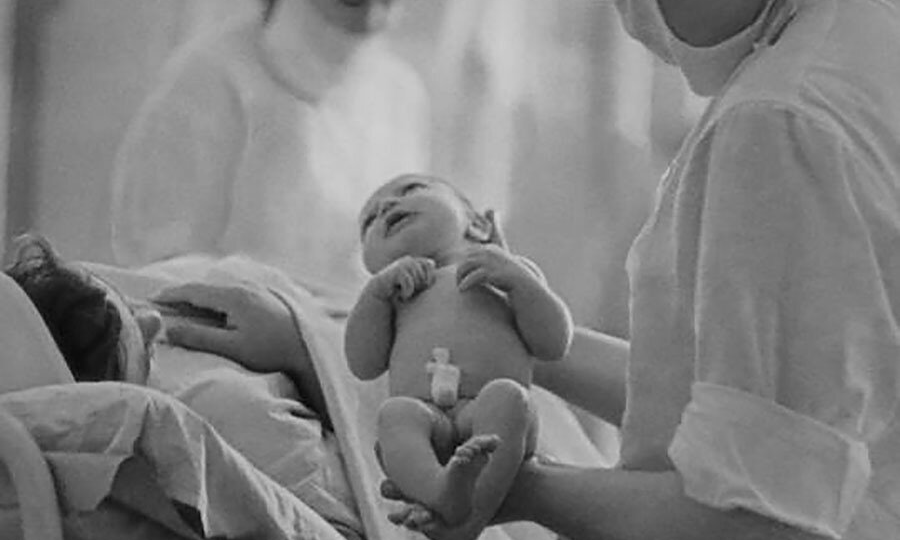 Один день из жизни советской акушерки