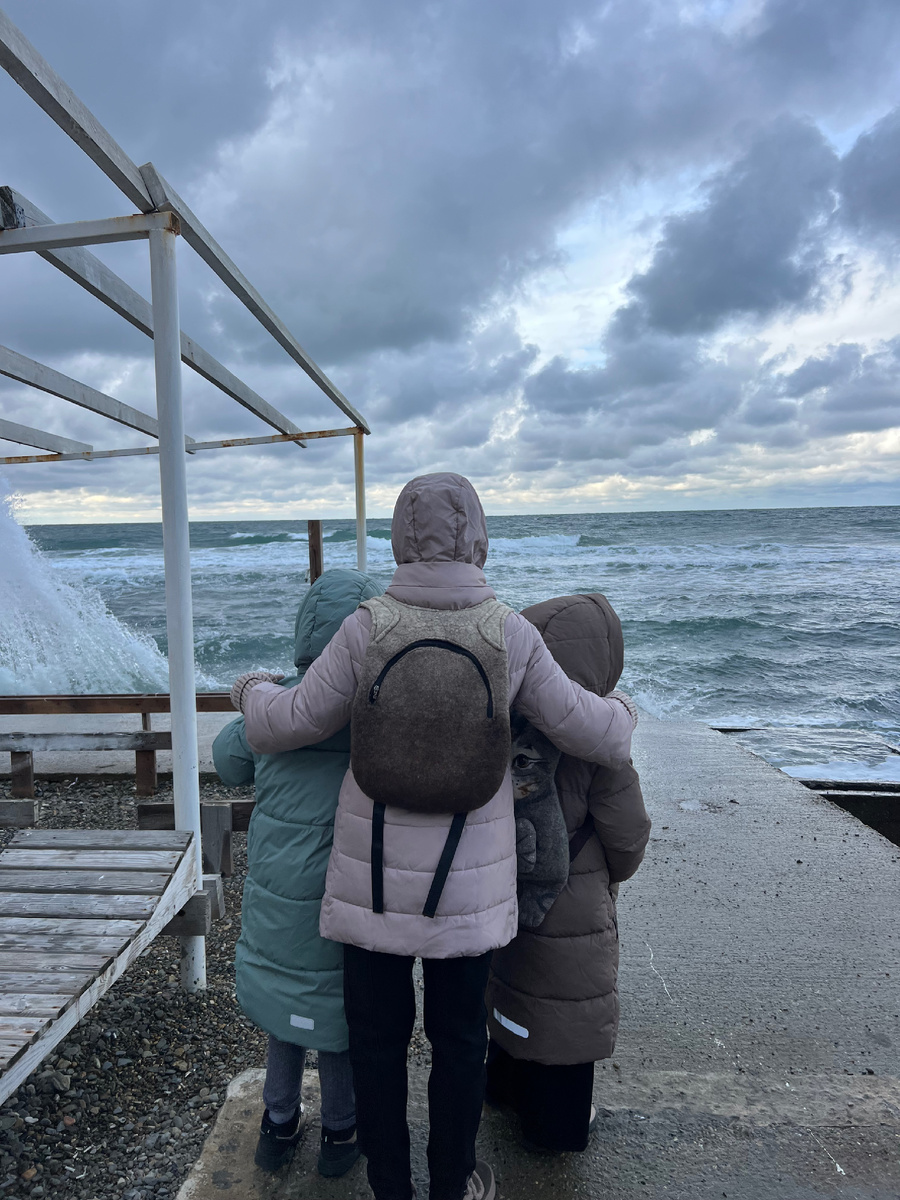 Ходили с детьми смотреть на бушующее море. Термокружка теперь всегда со мной 