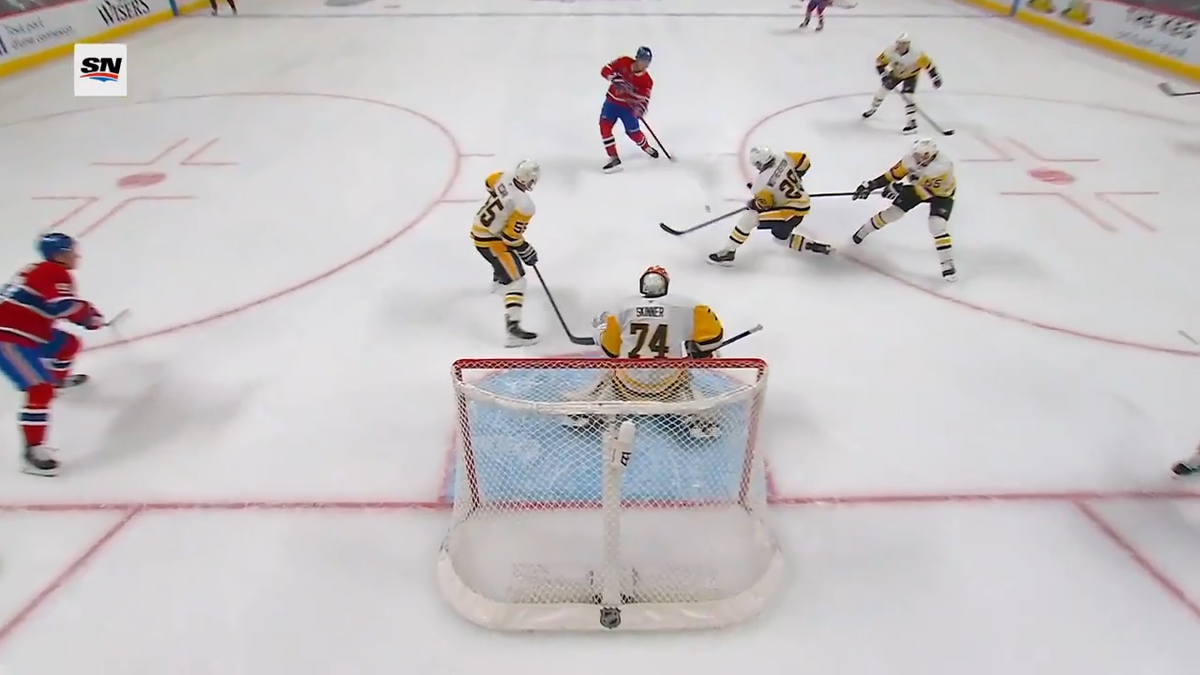 Слафковски бросет в ближний гол.  фото: яндекс.