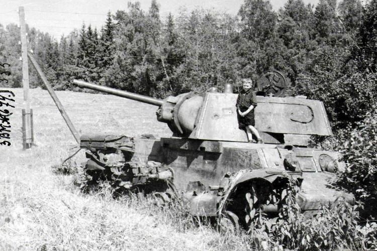 Советский танк КВ у деревни Дютьково по дороге в Кораллово. (Госкаталог.РФ).