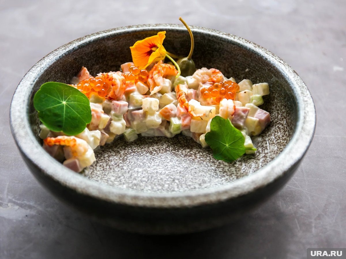     По словам врача, безопасная порция оливье - до 200 граммов