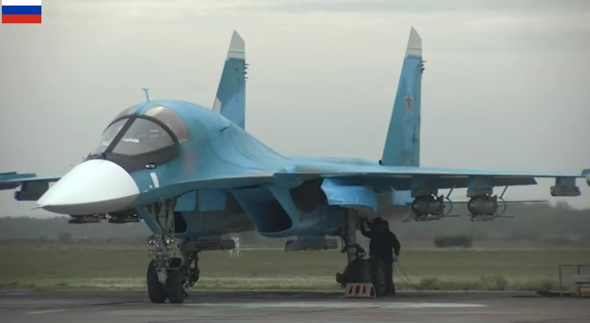 Су-34 и ФАБ с УМПК. Эту пару мировой истории авиации ещё придется оценить. Но больше никто и никогда не назовёт "утёнка" ненужным. Кадры МО РФ