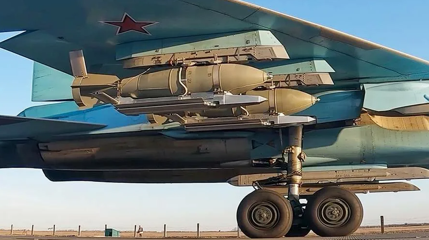 Новая история для Су-34 началась с января 2023 года, когда он впервые был оснащен вот такими нехитрыми агрегатами, приобщавшими обычный "чугуний" к благородному семейству КАБов. Кадры МО РФ