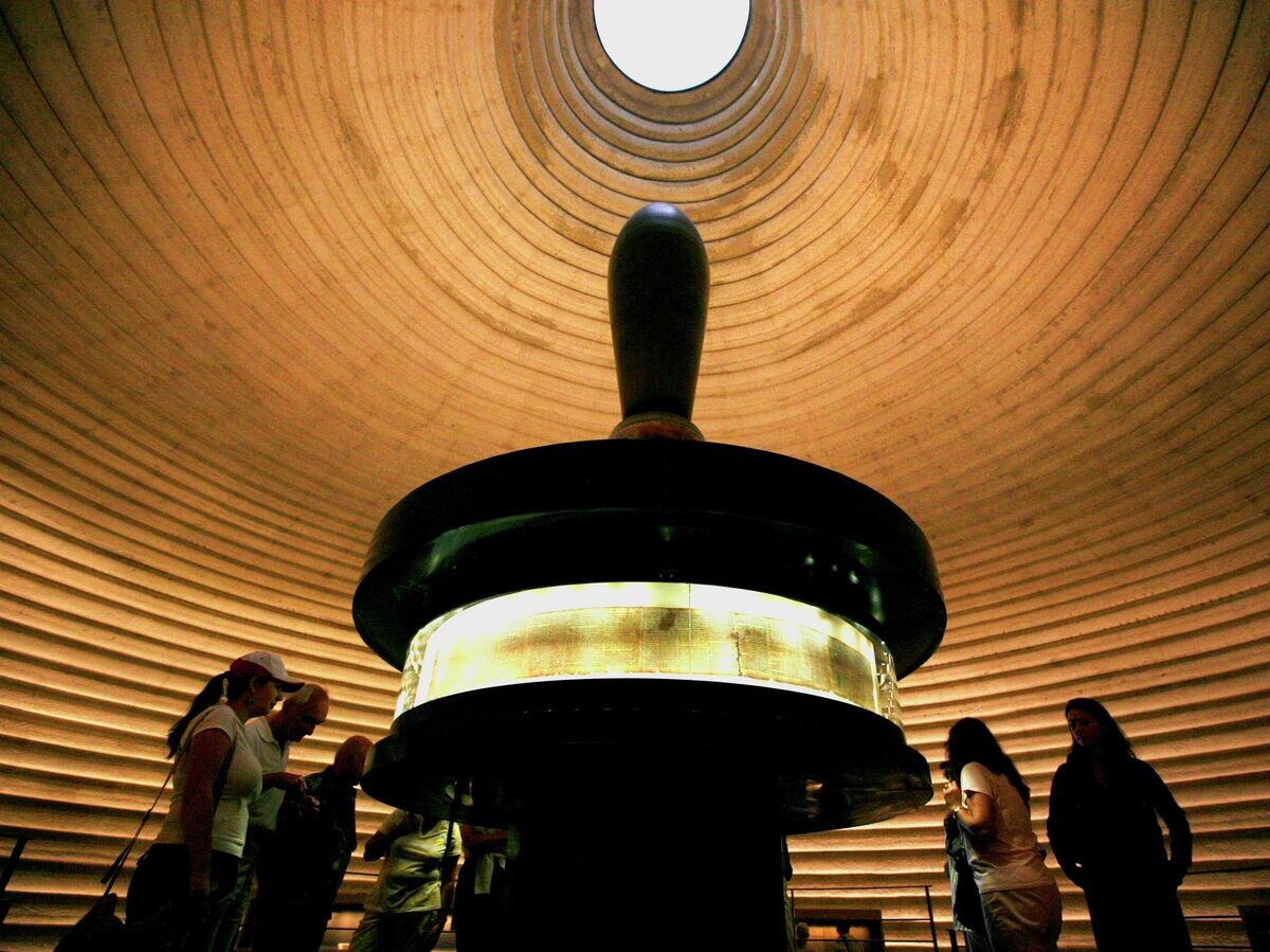    Туристы рассматривают части свитков Мертвого моря | © Tara Todras-Whitehill