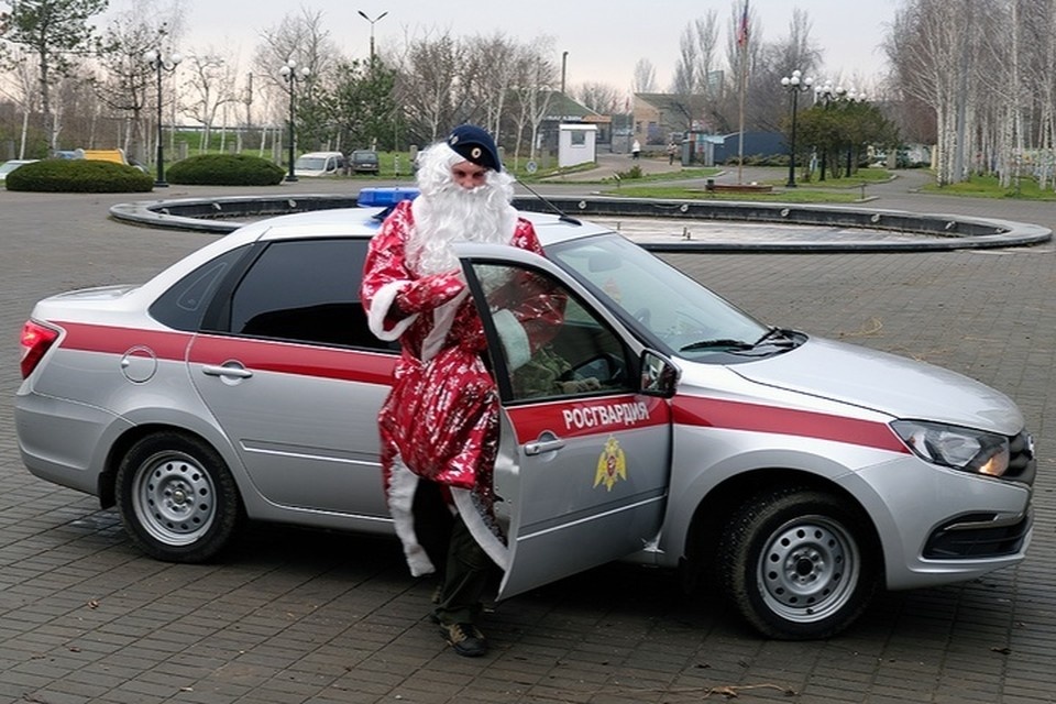    Дед Мороз от Росгвардии вручил подарки детям в Мелитополе. Фото: управлении Росгвардии по Запорожской области