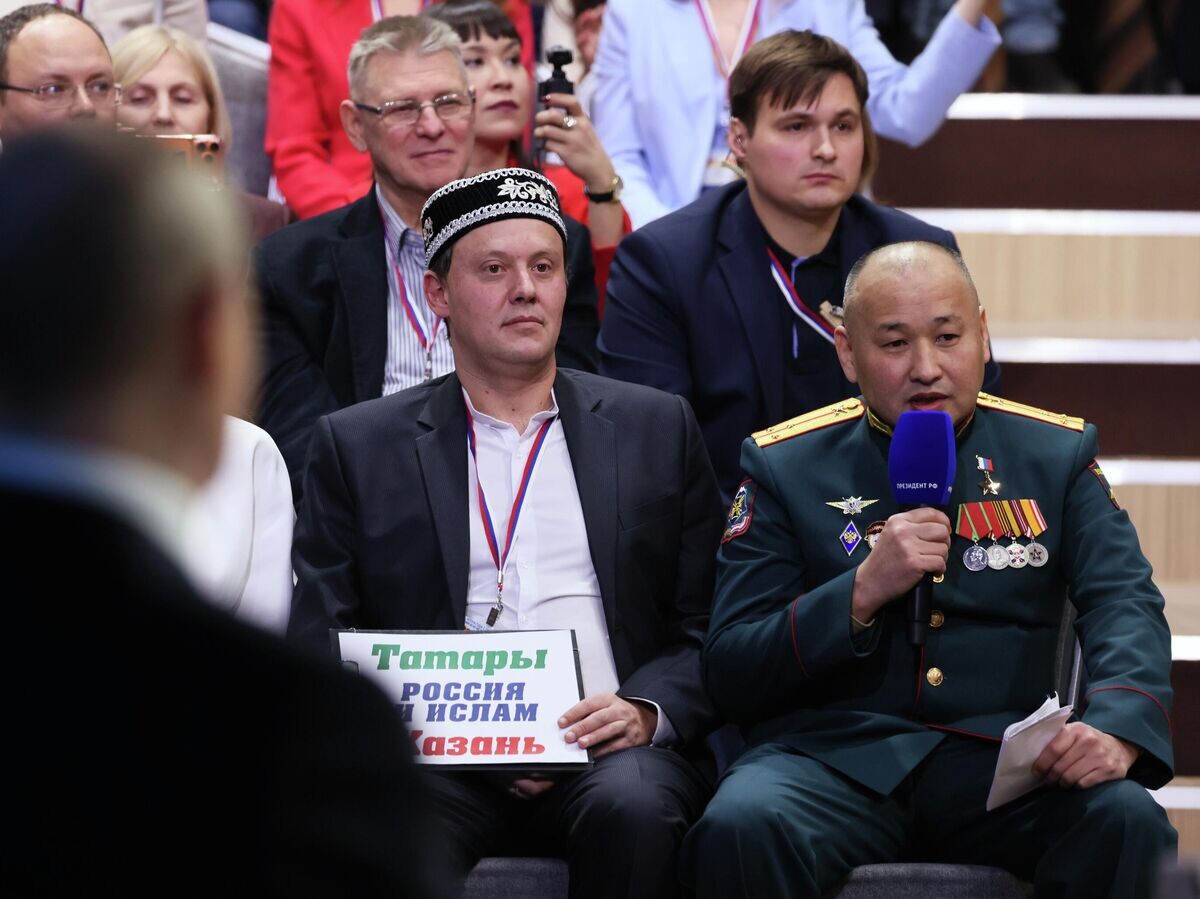    Командир штурмовой роты, Герой России старший лейтенант Наран Очир-Горяев во время специальной программы "Итоги года" с Владимиром Путиным в Москве | © РИА Новости / POOL