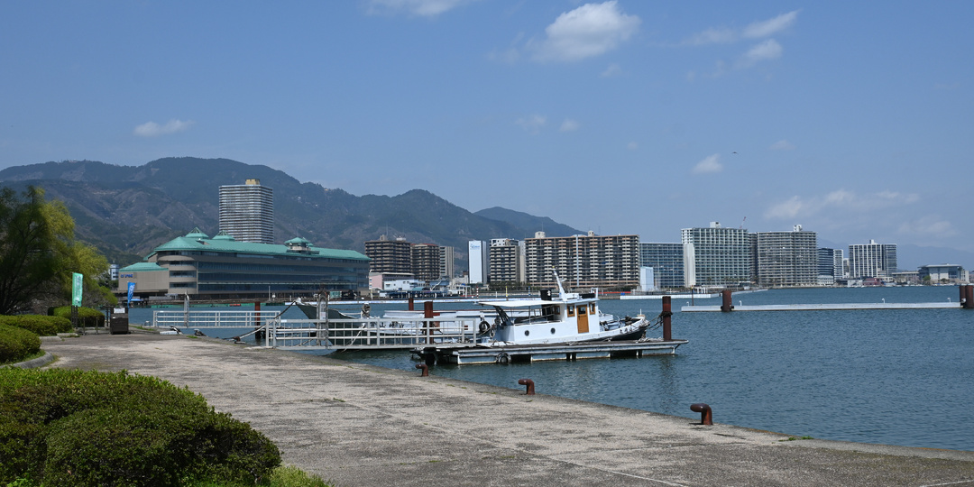 Японский город Оцу у озера Бива