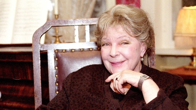     Советская и российская актриса Ольга Аросева родилась 21 декабря 1925 года в Москве в семье революционера и дипломата Александра Аросева. Первые годы жизни будущей артистки прошли во Франции, в Швеции и Чехословакии. С восьми лет она жила в СССР globallookpress.com Gennadii Sergeev