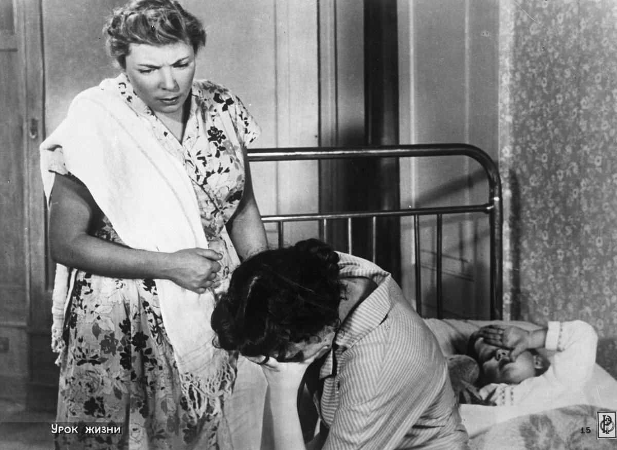    В 1935 году на празднике в честь Дня авиации в Тушино Аросева познакомилась с Иосифом Сталиным. Он рассказал ей, что у него день рождения тоже 21 декабря и пригласил девочку в гости. Аросева купила ему гортензию в горшке и пошла в Кремль. Правда, к секретарю ЦК ВКП(б) будущую актрису не пустили / РИА Новости / Кадр из фильма «Урок жизни»