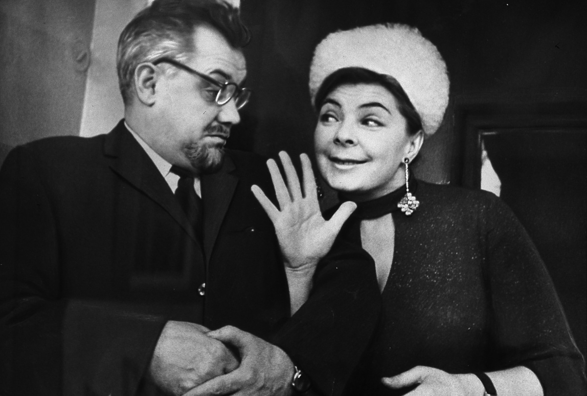    В 1946 году Аросева присоединилась к труппе ленинградского Театра комедии, где прослужила четыре года. На его сцене актриса играла в таких спектаклях, как «Вас вызывает Таймыр», «Старые друзья», «Путешествие Перришона» и «С любовью не шутят» / Legion-Media