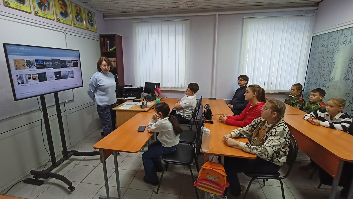 Светлана Старостина проводит с ребятами первое занятие интенсива