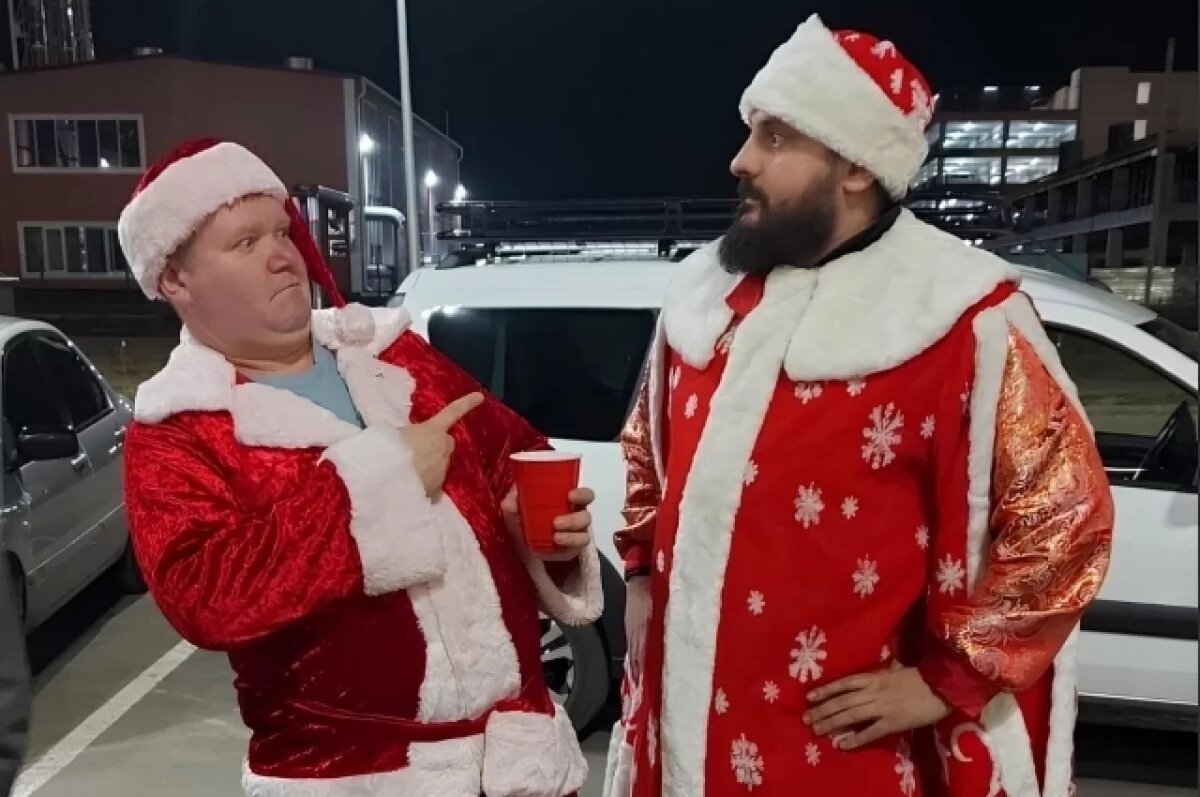    Порой, поздравляя детей с Новым годом, Георгий Челидзе-Заркуа (справа) встречает других Дедов Морозов.