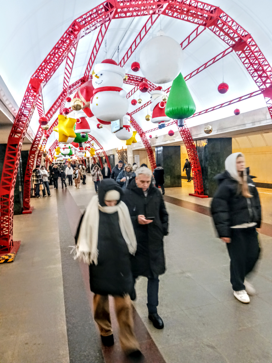 Все фото: канал "Сергей Насекайло. Заметки инвалида по зрению". " Станция "Трубная", переход на станцию "Цветной бульвар". Уважаемые пассажиры, при выходе из поезда, не забывайте свои вещи". 