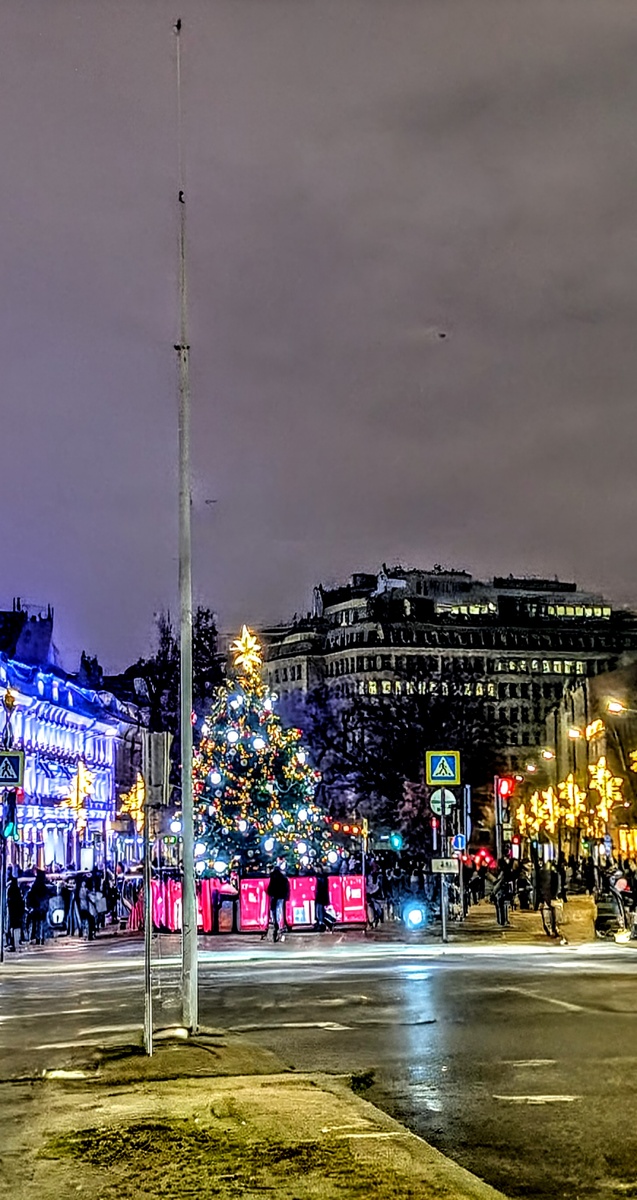 Трубная площадь. Вид на Неглинную улицу. Столбы из кадра не уберешь. Другого ракурса не было. 