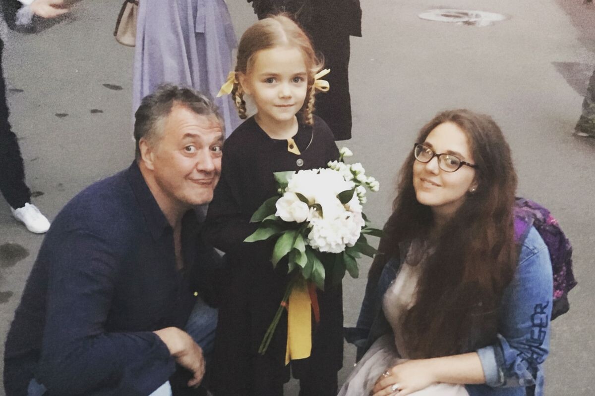 Артур Ваха с дочерью и внучкой.
