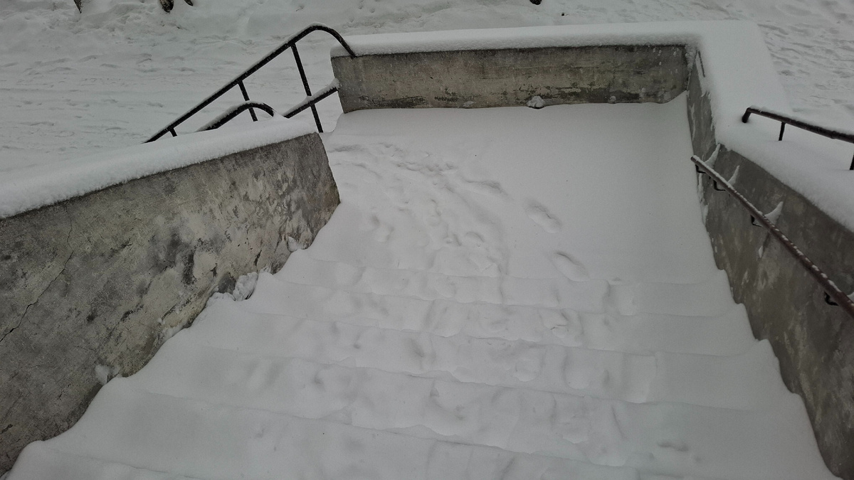 В выходные дни, кажется, никто крыльцо не чистит. Все ступеньки замело, хорошо, что есть перила: главное, не съехать по ступеням на пятой точке!