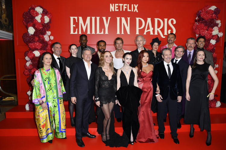    В пандемию, в 2020 году, шоу «Эмили в Париже» дебютировало как современный ответ «Сексу в большом городе» (1998) и «Сплетнице» (2007).   
Фото: © Netflix/Keystone Press Agency/ www.globallookpress.com