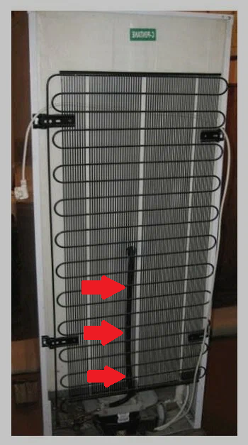 Дренажная трубка на холодильнике - соединяет сливное отверстие с лотком на компрессоре