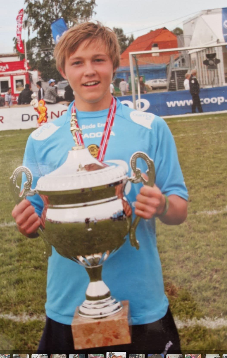 И в спорте подавал надежды. 