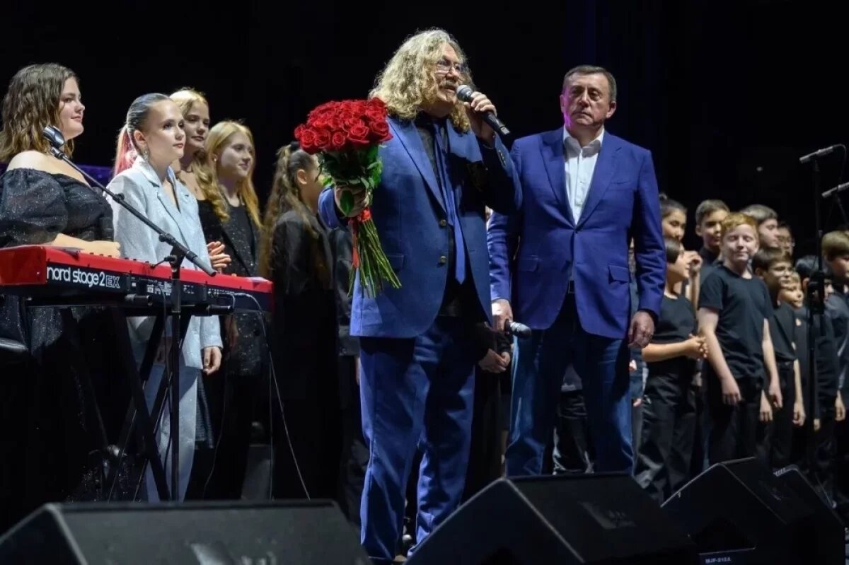    Певец с Сахалина Игорь Николаев оказался не востребован перед Новым годом