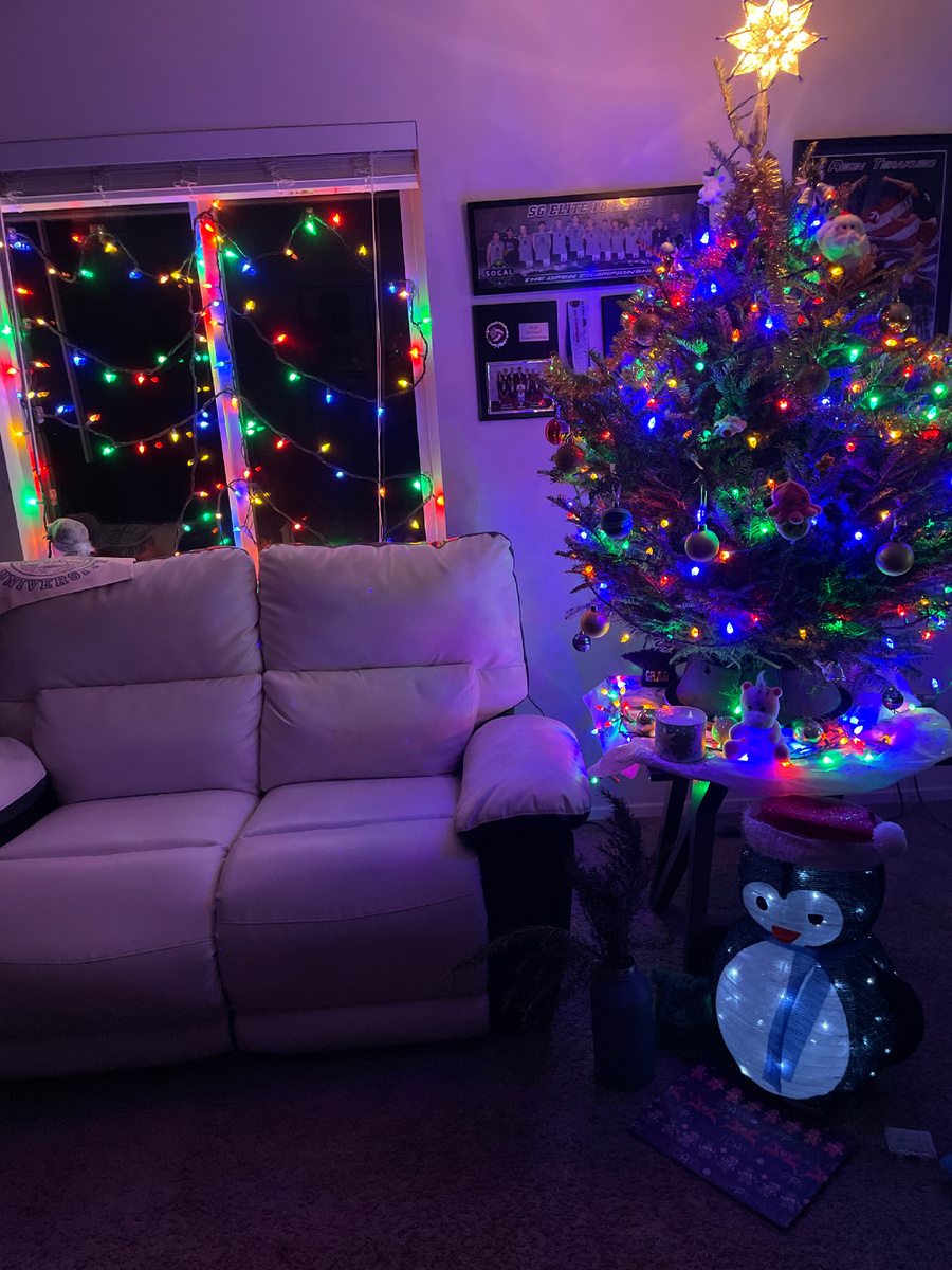 Думала, повыше будет, но оказалось, что ёлочка-крохотулечка. Вот и поставила на тумбочку, чтобы шикарной казалась😆