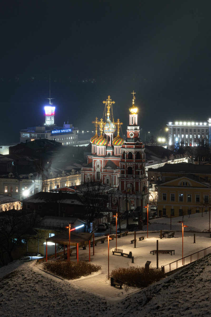 Строгановская церковь и Волжское пароходство. Вид из парка 800-летия