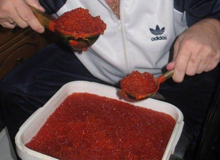 Бывший икорный браконьер научил как выбрать красную икру: весовую и баночную в магазине