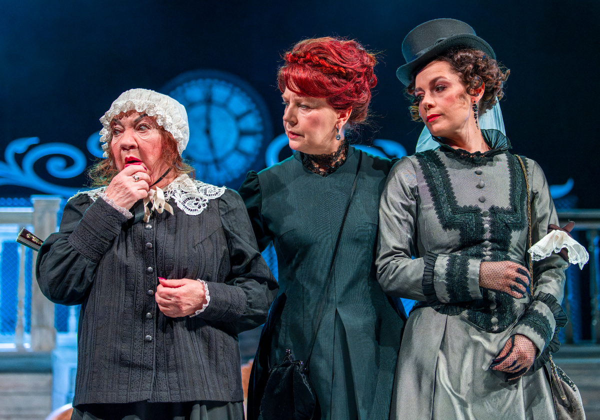 Спектакль "Волки и овцы" Московского академического театра сатиры. Фото. Александра Беланова.