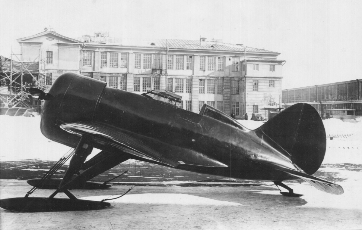 Первый опытный самолет ЦКБ-12 (И-16) с двигателем М-22 во дворе завода №39 у здания ЦКБ в декабре 1933 г. Фото: http://авиару.рф/wp-content/uploads/2015/09/TSKB-12-s-motorom-Wright-Cyclone-F-3.-1.jpg
