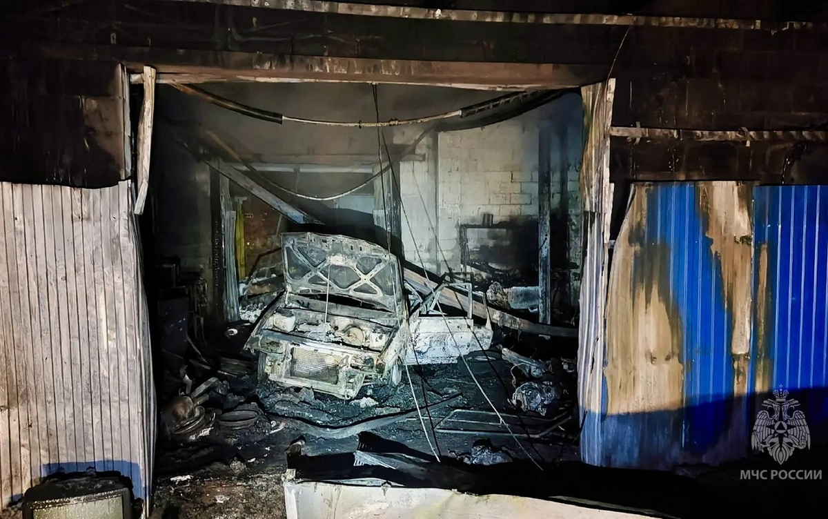    8 мотоциклов, 2 квадроцикла и автомобиль сгорели при пожаре в Воткинске