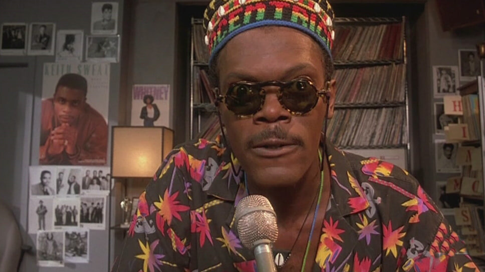 Джексон учился в нескольких сегрегационных школах, а затем поступил в частный колледж на факультет архитектуры. С детства актер боролся с заиканием — в колледже посещал врача, а также брал уроки музыки. Занятия были настолько успешны, что Джексон смог перевестись на факультет драмы. В 1972 году он закончил обучение и в том же году дебютировал в независимом художественном фильме «Вместе навсегда», посвященном эксплуатации чернокожих На фото: кадр из фильма «Делай как надо» (1989).📷Фото: 40 Acres & a Mule Filmworks