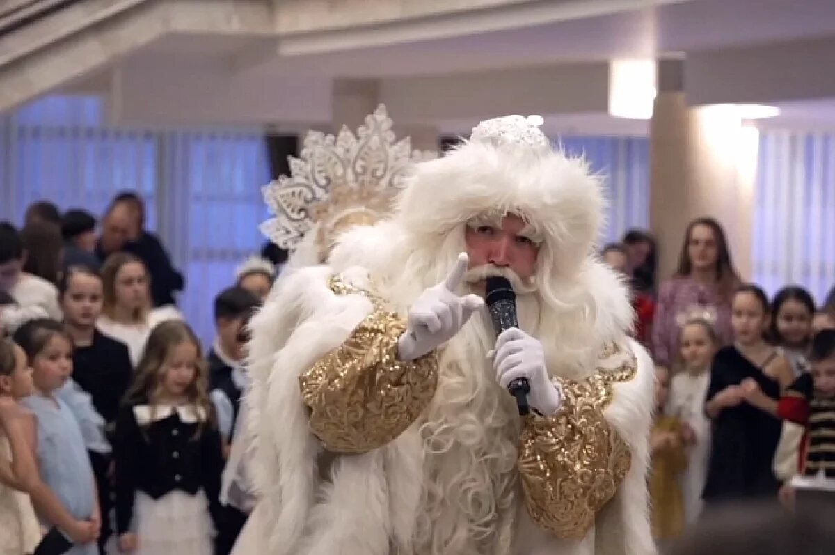    Дед Мороз подарил югорчанам подарки.