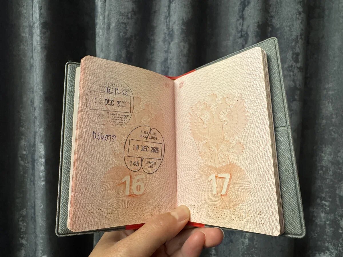    Разворот паспорта со знаменитыми штампами Сейшел. Фото: АТОР