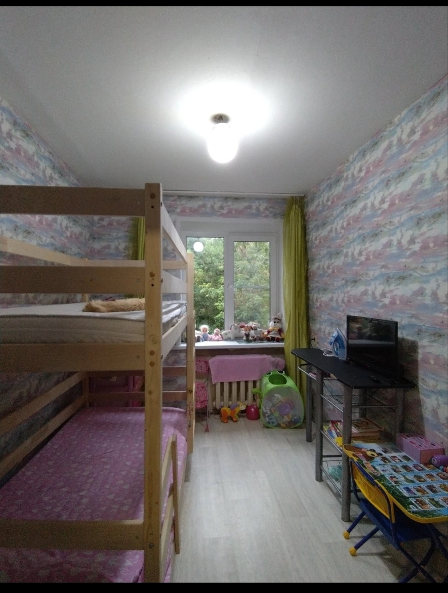 Детская комната по-прежнему выглядит так. Хотела убрать двухъярусную кровать, повесить ТВ на стену, а теперь думаю : и так сойдёт 