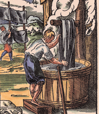 Окрашивание в  черный
На протяжении веков достижение насыщенного черного цвета было настоящим искусством, требующим немалых усилий. Лишь применение дубового яблока, ценнейшего природного красителя, позволяло добиться благородных, ровных оттенков, которые глубоко впитывались в структуру ткани, словно впитывая саму суть воды. В XVI столетии мастера-красильщики совершили значительный прорыв, и роскошный черный текстиль начал постепенно становиться достоянием более широкого круга людей.
Йост Амман, Der Schwarzfärber (красилка черного цвета), ксилография, 1568 (цвета добавлены позже). В «Hans Sachs, EygentlicheBeschreibung aller Staende» (Франкфурт-на-Майне, 1568).