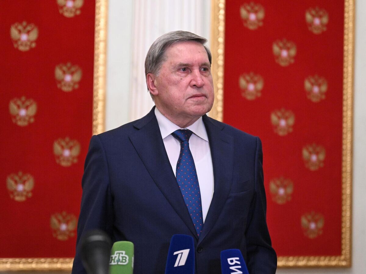     Помощник президента РФ Юрий Ушаков отвечает на вопросы журналистов во время пресс-подхода после встречи президента РФ Владимира Путина и спецпосланника президента США Стивена Уиткоффа | © РИА Новости / Кристина Кормилицына