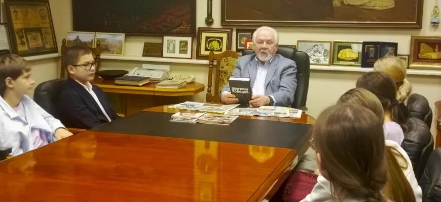    Главный редактор "Московского комсомольца" Павел Гусев и домжуровцы Татьяна Халимова